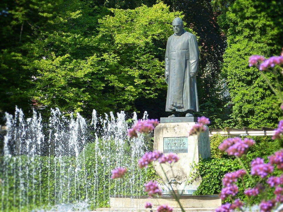 Памятник Себастьяну Кнейпу в Баварии.