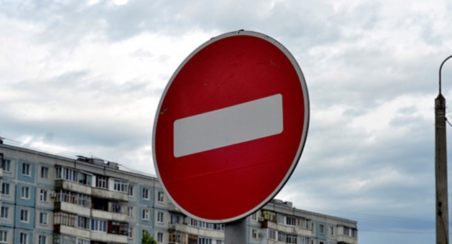 К примеру, территорию двора, парковочной площадки или автомобильной заправки нельзя рассматривать как проезжую часть.