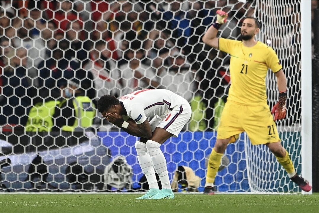 Игроки сборной Англии были бессильны против Джанлуиджи Доннарумы. Фото independent.co.uk