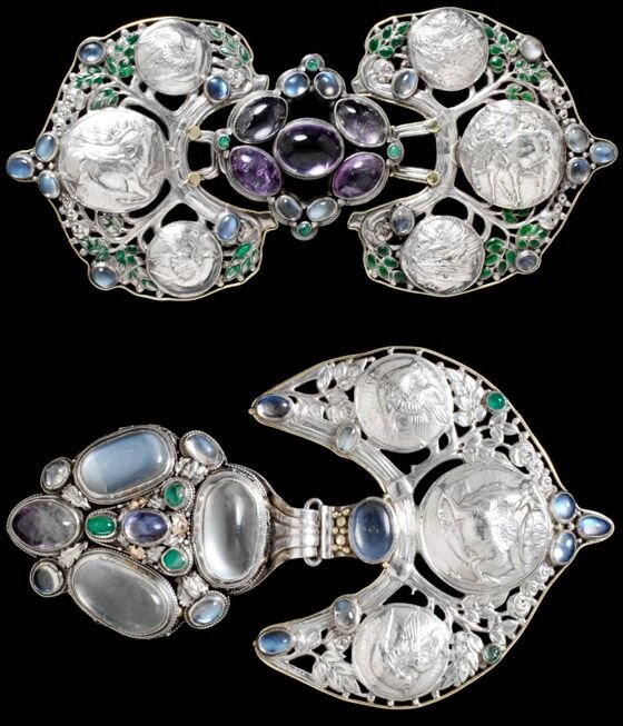 Серебряная пряжка с эмалью и наконечник для ремня, лунным камнем,аметистами,изумрудами  и круглыми пластинами с изображением оленей и птиц. 1901г.
