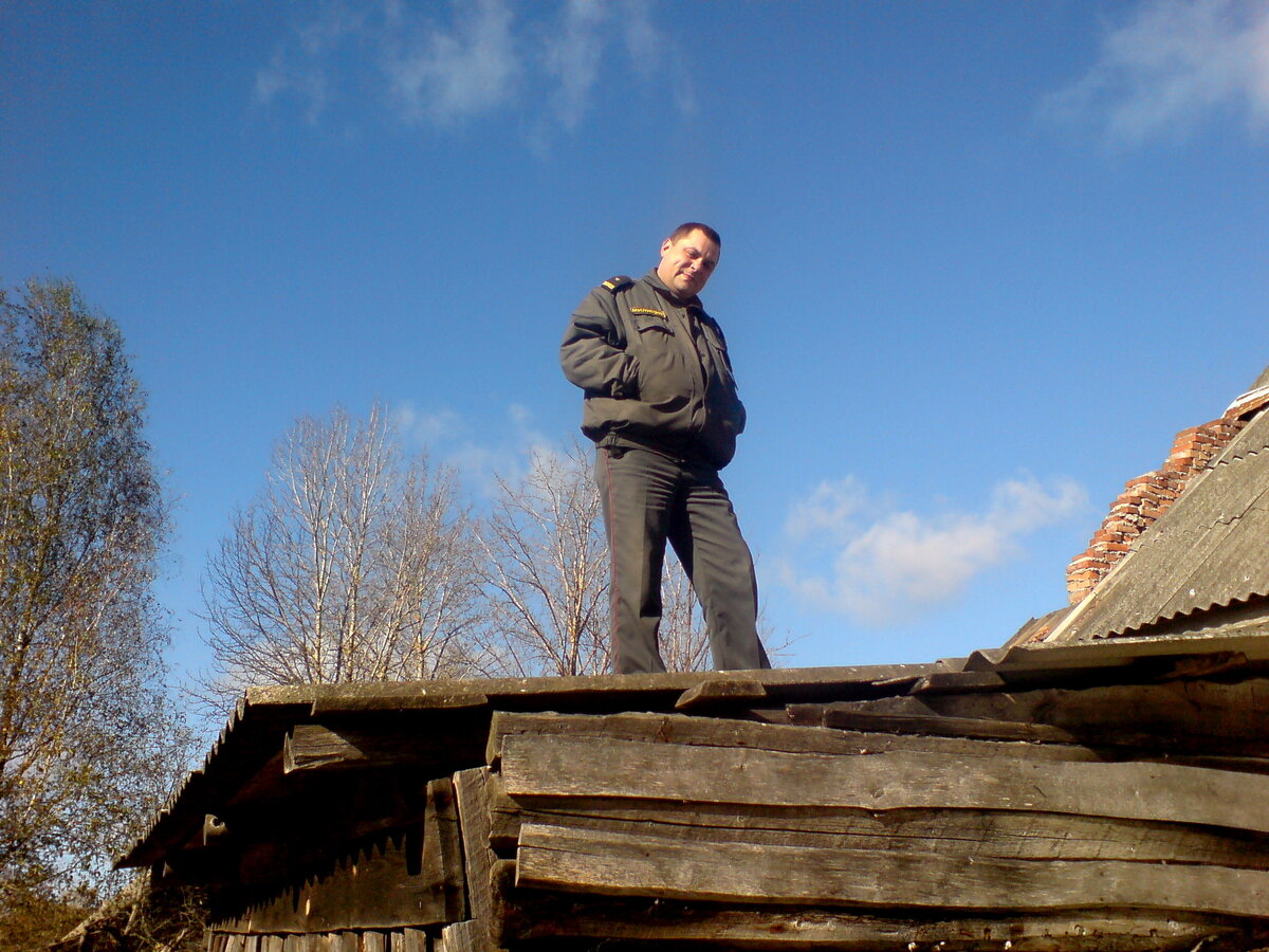 На крыше сельского магазина.