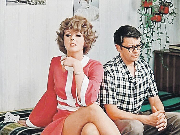 Зина 2-я... Кадр из комедии Гайдая