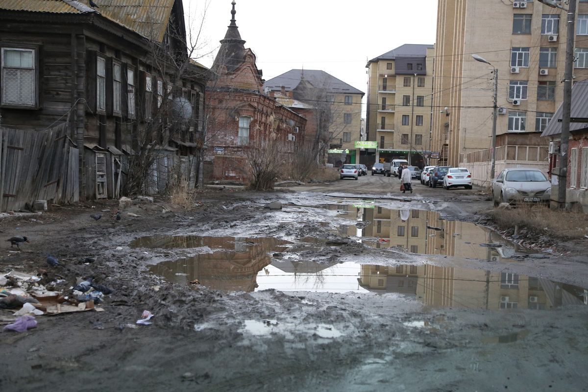 Город погубленный одновременно. Архангельск центр города разруха. Астрахань центр города разруха. Архангельск трущобы. Грязь и разруха в России.