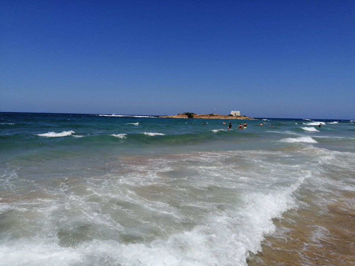 Наш пляж, впереди небольшой остров, мы туда плавали