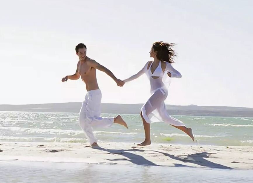 Влюбился сбегаю. Девушка и парень бегут по пляжу. Влюбленные бегут. Девушка бежит навстречу парню. Пара бежит по пляжу.