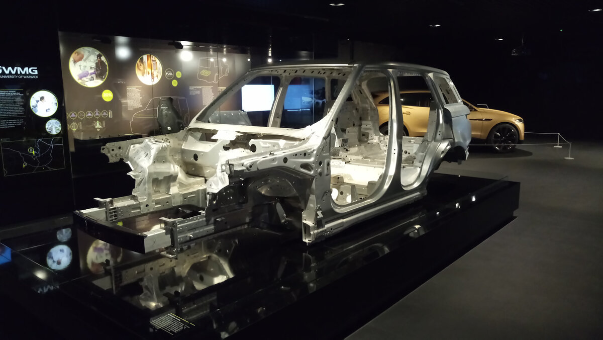 Кузов Land Rover Discovery 5. Фото автора из музея в Ковентри.