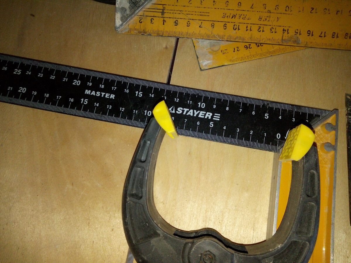 Почти полностью раскрытая струбцина