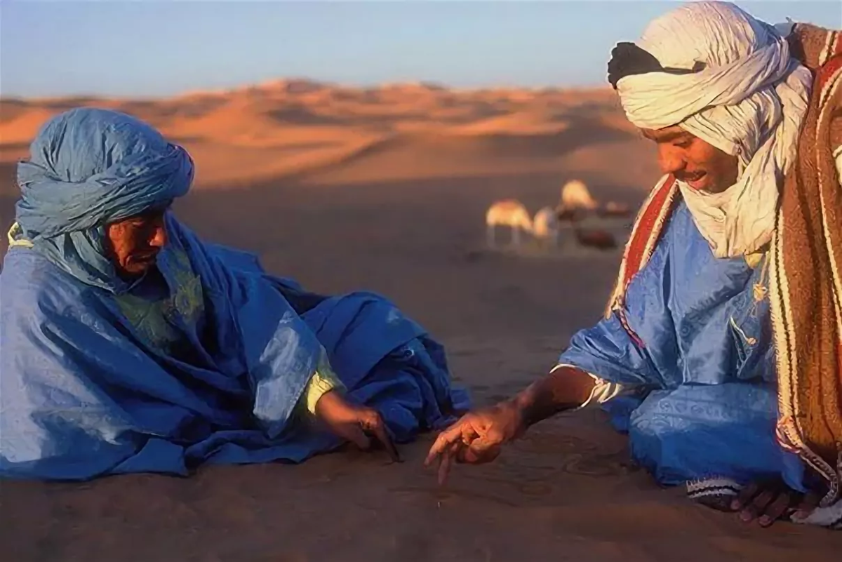 Диалог пустынных мудрецов геншин на кого. Берберы туареги бедуины. Люди живущие в пустыне. Туарег в пустыне. Берберы в пустыне сахара.