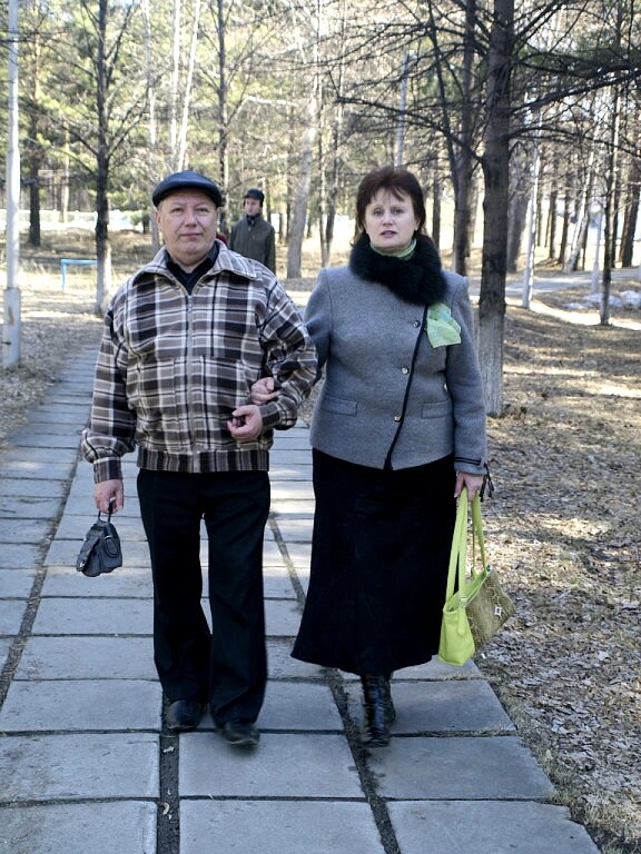Людмила на прогулке с мужем
