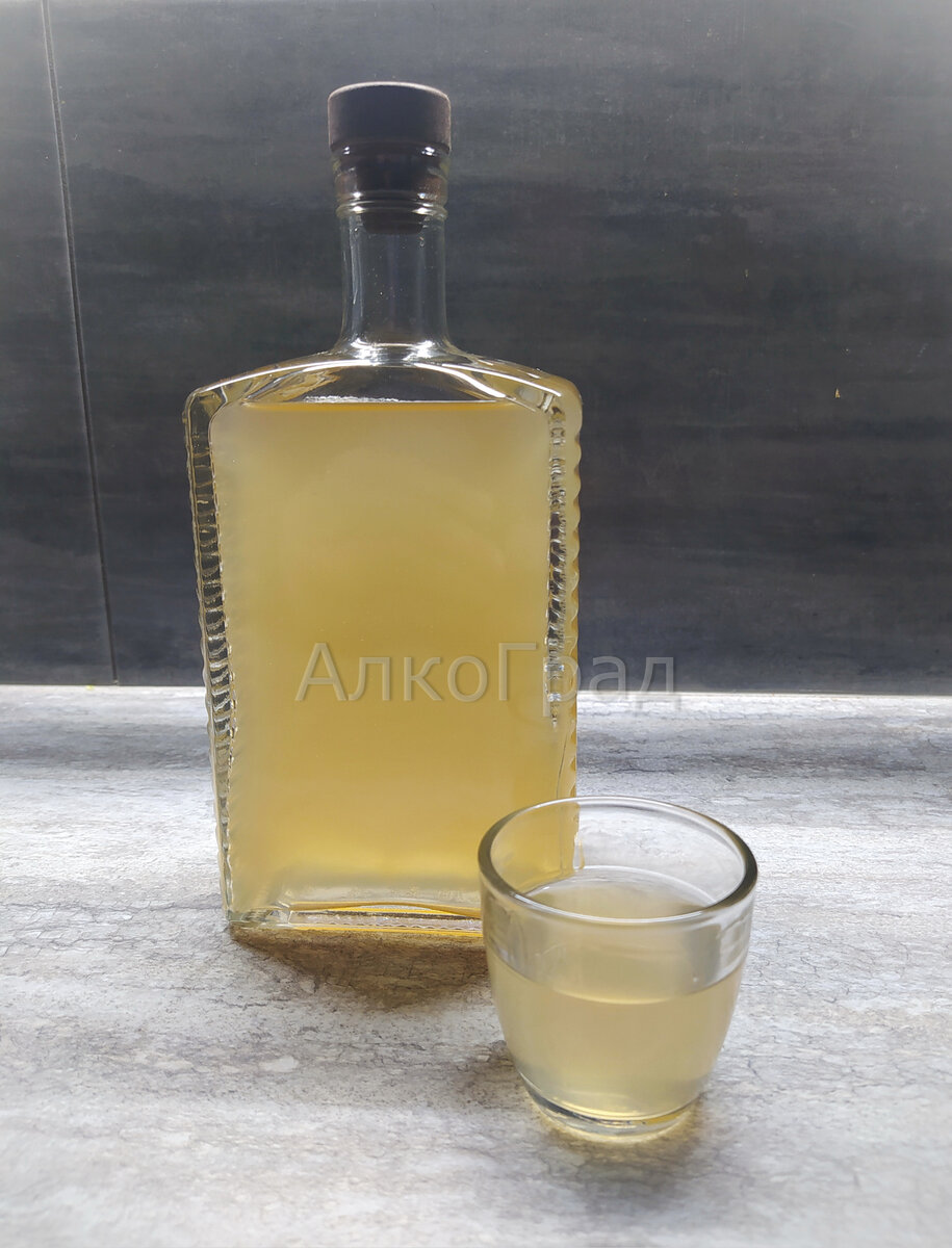 Хреновуха после наполнения первой рюмки.