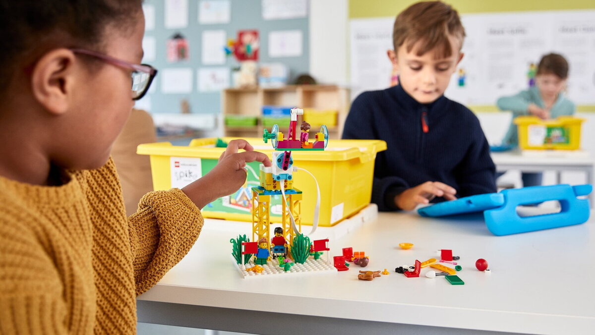 Пока мы в детстве строили халабуды, сейчас у Lego появился набор, который учит школьников робототехнике и программированию. Дети должны сами изобрести и собрать механизм с помощью приложения.