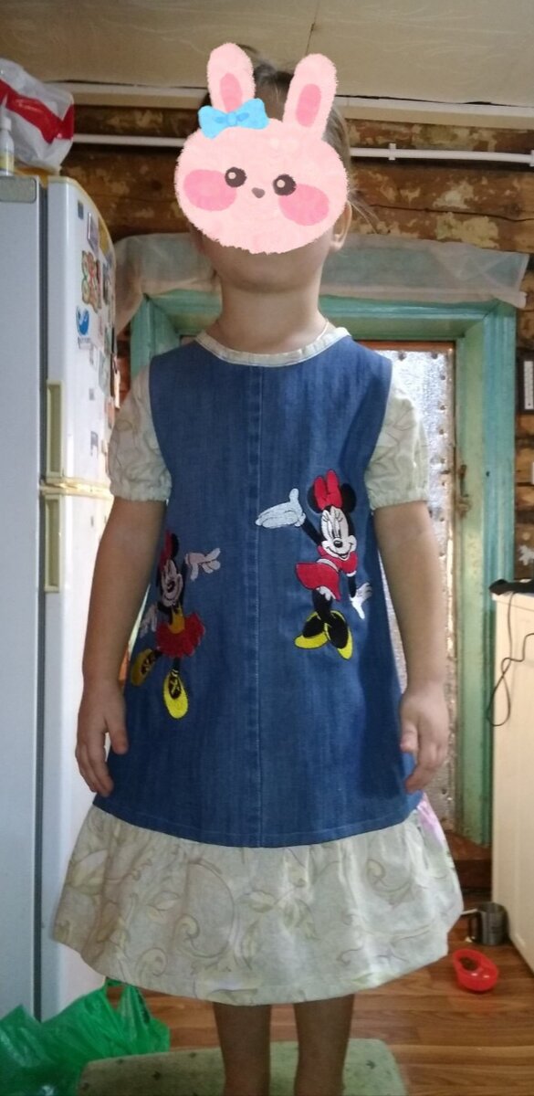 Платье дочке, сшитое из старых джинс и остатков сатина. Вышивка сделана на моей вышивальной машине. Но потом я её продала, ибо не моё) 