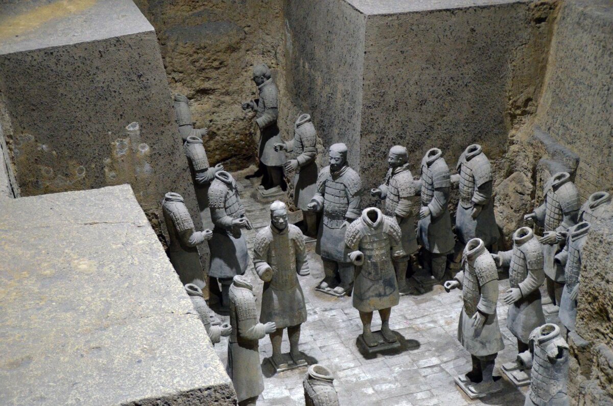 Штаб - охрана, офицеры разных чинов и т.д.