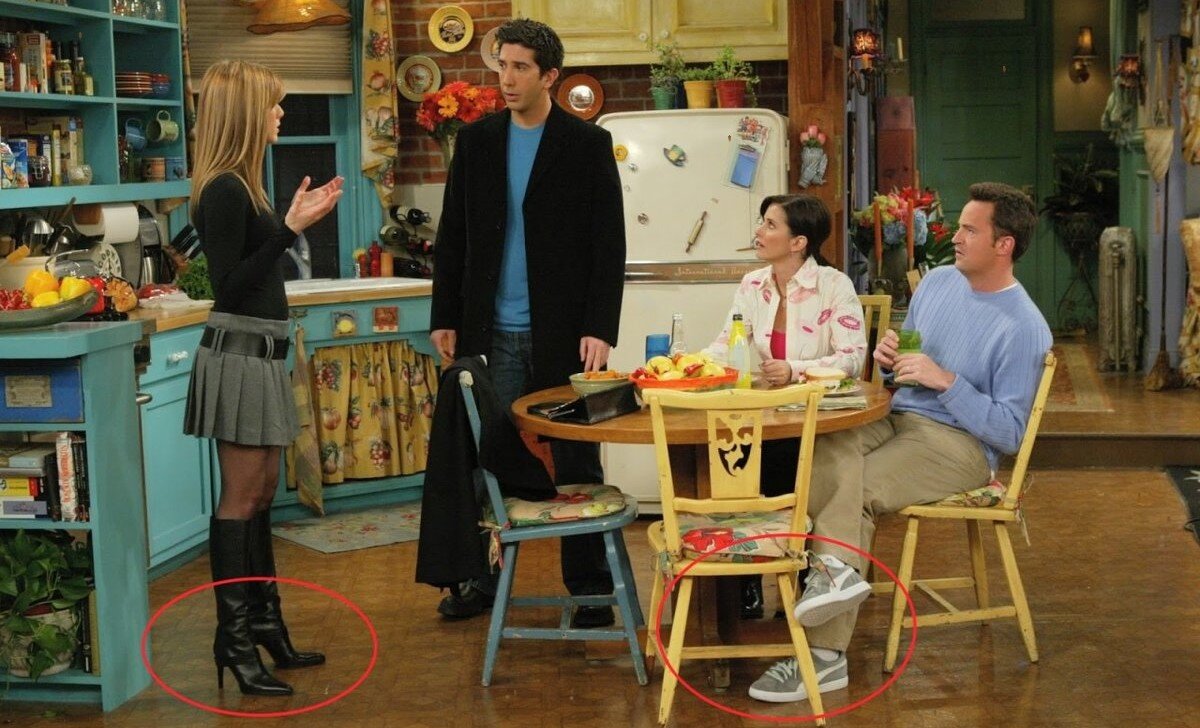 кадр из сериала "Друзья". Все в уличной обуви! источник:Яндекс.Картинки