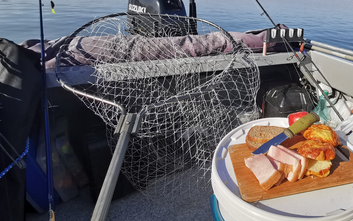 Нож в лодке. Фото "Лодочник"