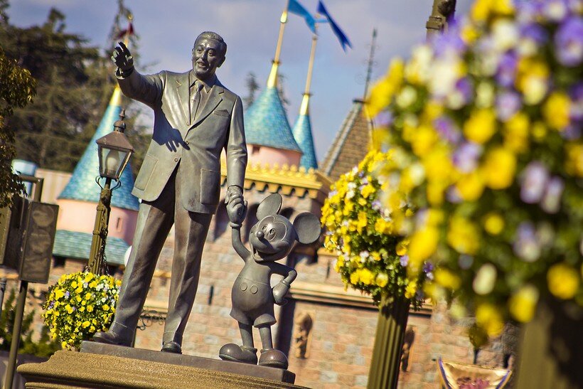 Статуя Уолта Диснея вместе с Микки Маусом в Калифорнии