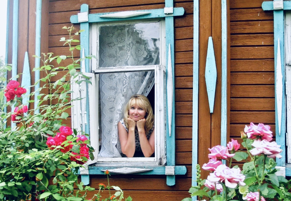 Окна тетка. Окно в деревне. Деревенское окно. Открытое окно в деревне. Окна деревенский домик.
