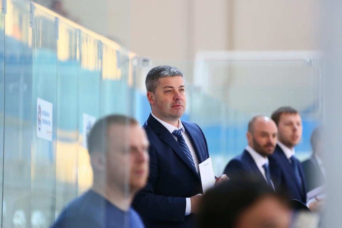 Леонид Тамбиев (в центре)