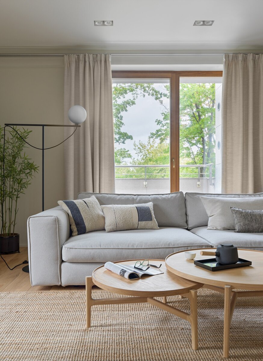 Фото: Сергей КрасюкГостиная. Диван, Ditre Italia; подушки из шерсти, Ethnicraft и Lissoy; журнальные столики, La Redoute; торшер, Handvärk; шторы, Gancedo; ковер, IKEA.