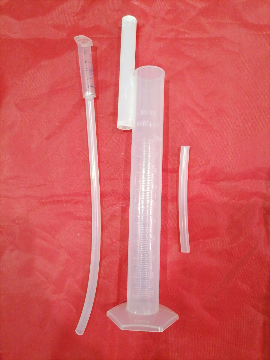 Цилиндр с уже приклеенной трубкой от пивной кеги, куски силиконового шланга, шприц