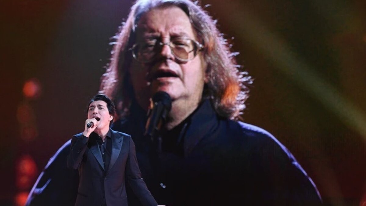 На большом экране появился наставник и своим пением поддержал конкурсанта. 