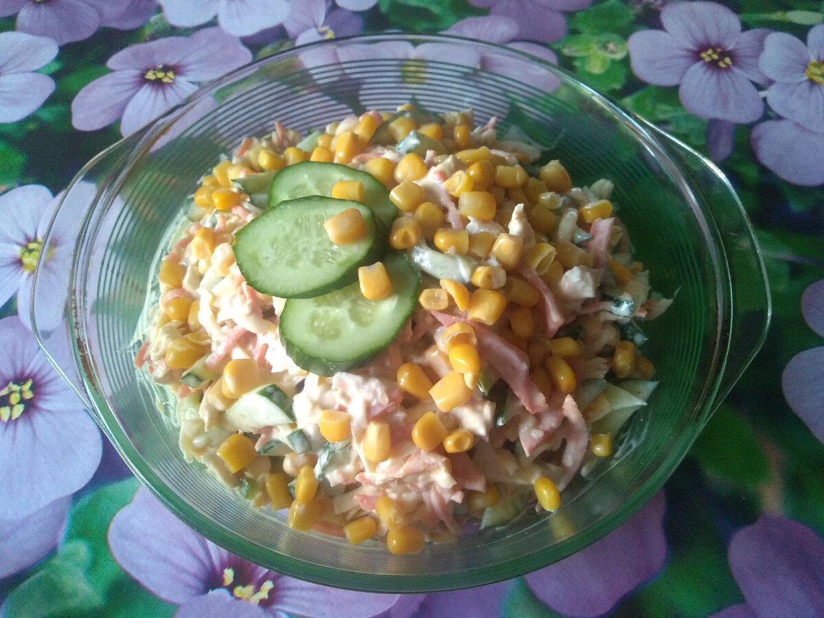 Салат с курицей и корейской морковкой.