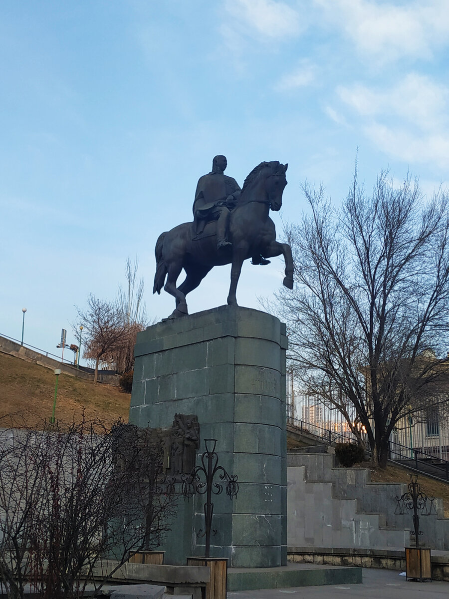 Конный памятник Баграмяну на одноименной улице в Ереване. Авторское фото.