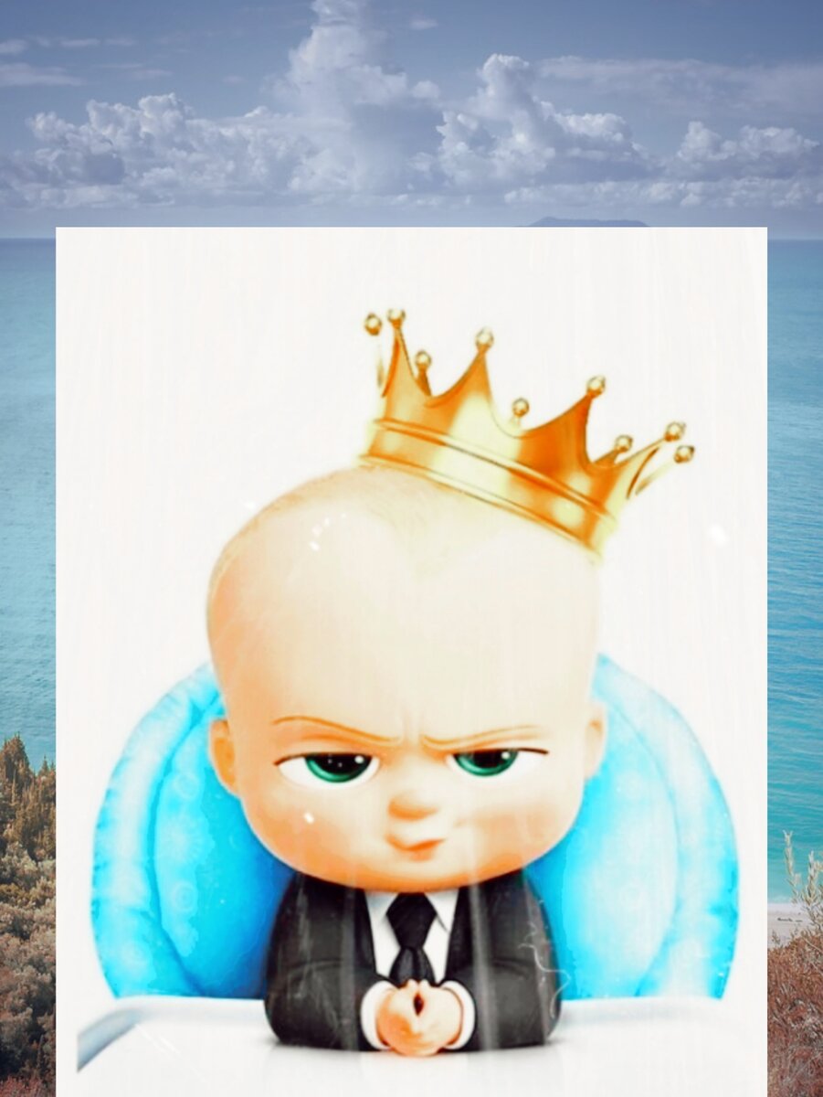 еще в детском стульчике, но уже с короной. 