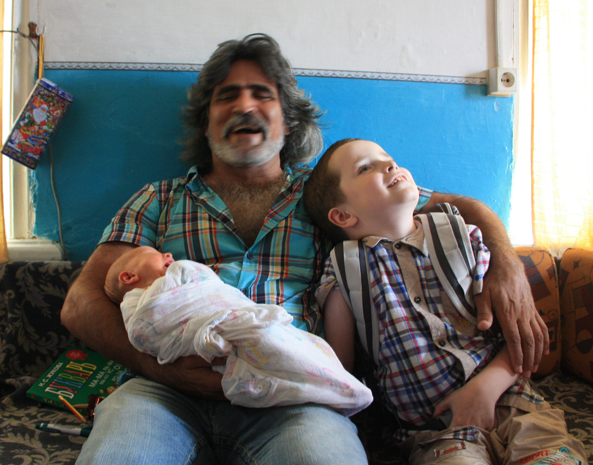 Фархад Очилович с внуками (фото из личного архива автора)