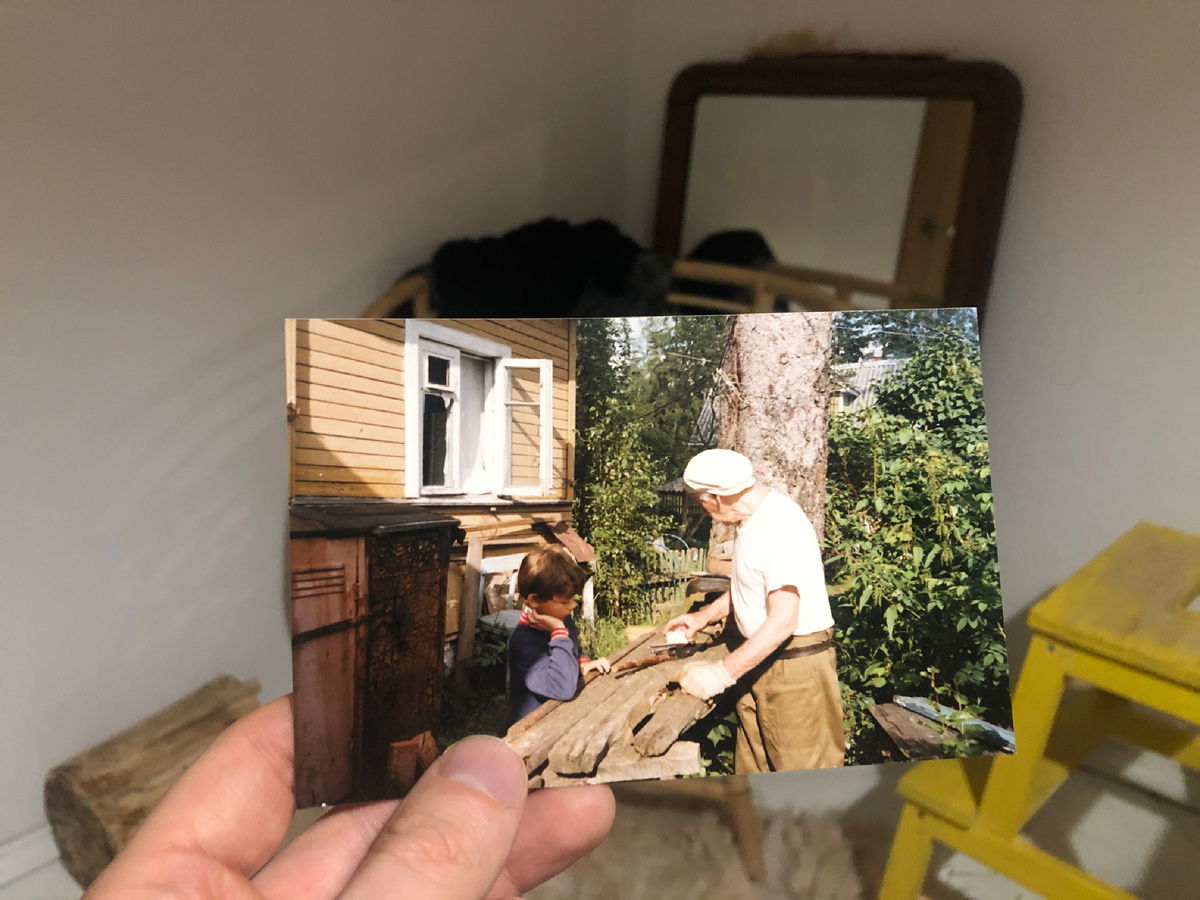 Маэстро за работой. Ходят слухи, что Палащенко работал на заводе, а на пенсии или перед ней начал работать на себя в садоводстве. Тогда предпринимателей было немного, но Владимир Иванович обеспечивал себя на целый год. Мелкий я стою слева. Снимок образца 1998 года.