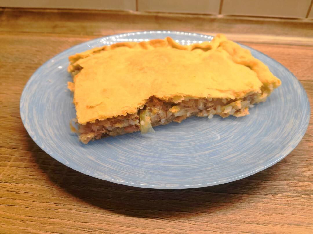 Пирог с сайрой и рисом