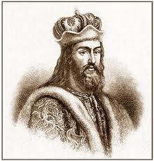 Однако эта языческая реформа, изменившая лишь внешнее обличье старых богов, не могла удовлетворить Владимира. Личные поиски веры, что называется, совпали с требованиями времени. Русь окончательно теряла черты прежней военной федерации отдельных племен, превращалась в единое государство, игравшее все большую роль в европейской и мировой политике. Все это требовало изменений в сфере идеологии.