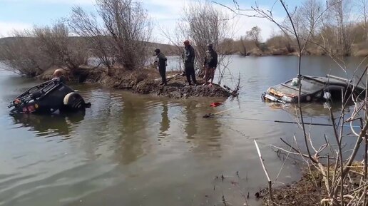 Затонувшие автомобили в болоте