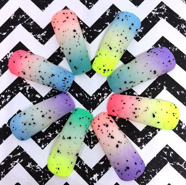 На типсах можно подбирать гармоничные цветовые сочетания, а так же пробовать новые материалы в работе. 