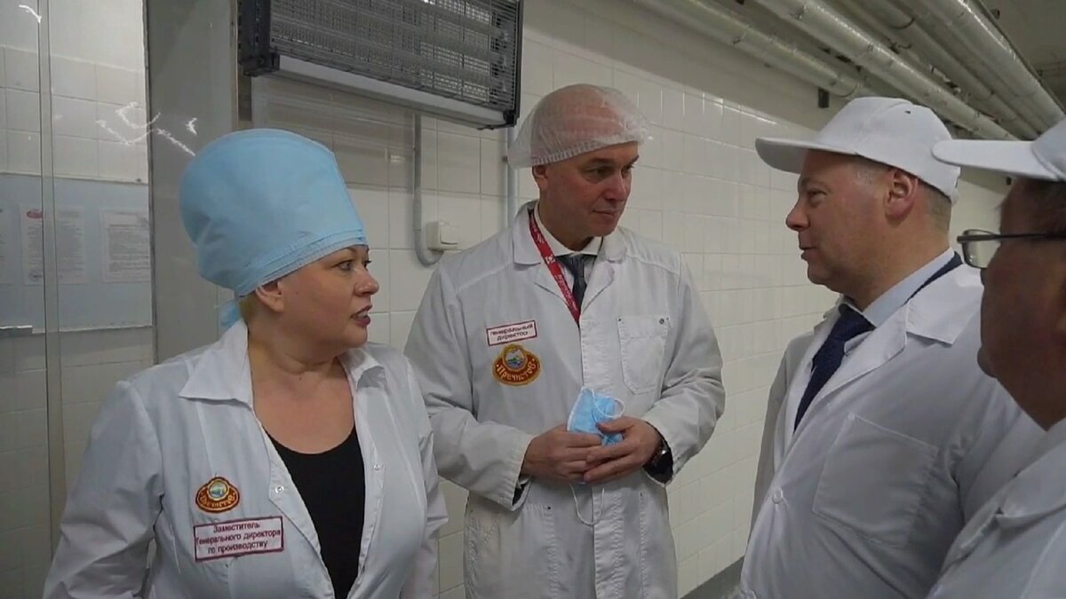 Слева направо: Полещук А.Г. - зам.ген.директора по производству, Шилов А.В. - генеральный директор ООО "Пречистенский молочный продукт", ВРИО губернатора Ярославской области М.Я.Евраев