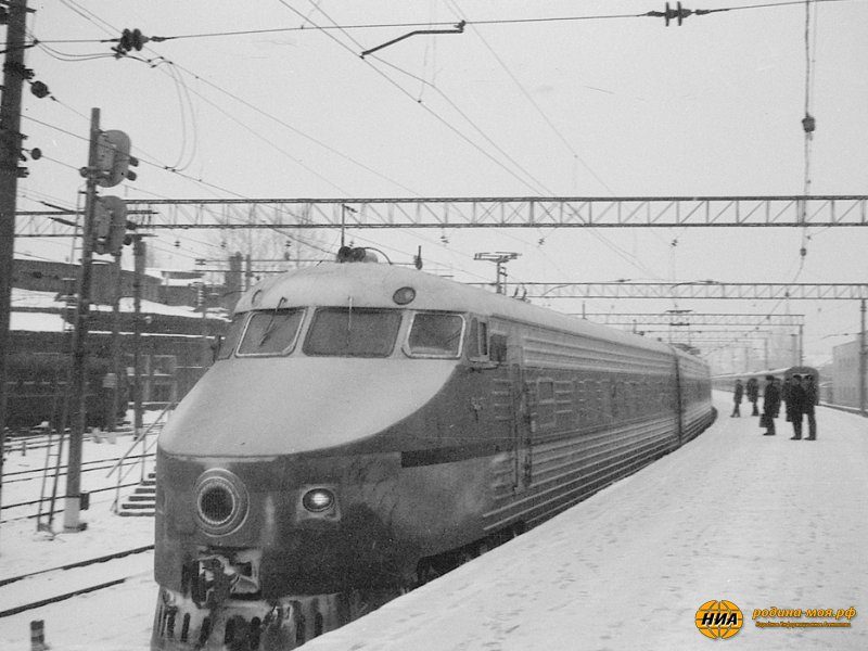 Фото  https://xn----7sblqwdegk2n.xn--p1ai/news/1435-pervyj-sovetskij-skorostnoj-jelektropoezd-jer-200.html
