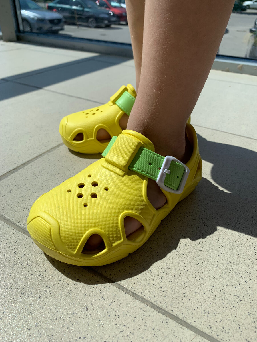 Легкие и удобные сабо полностью изготовлены бесшовным монолитным литьем. 
