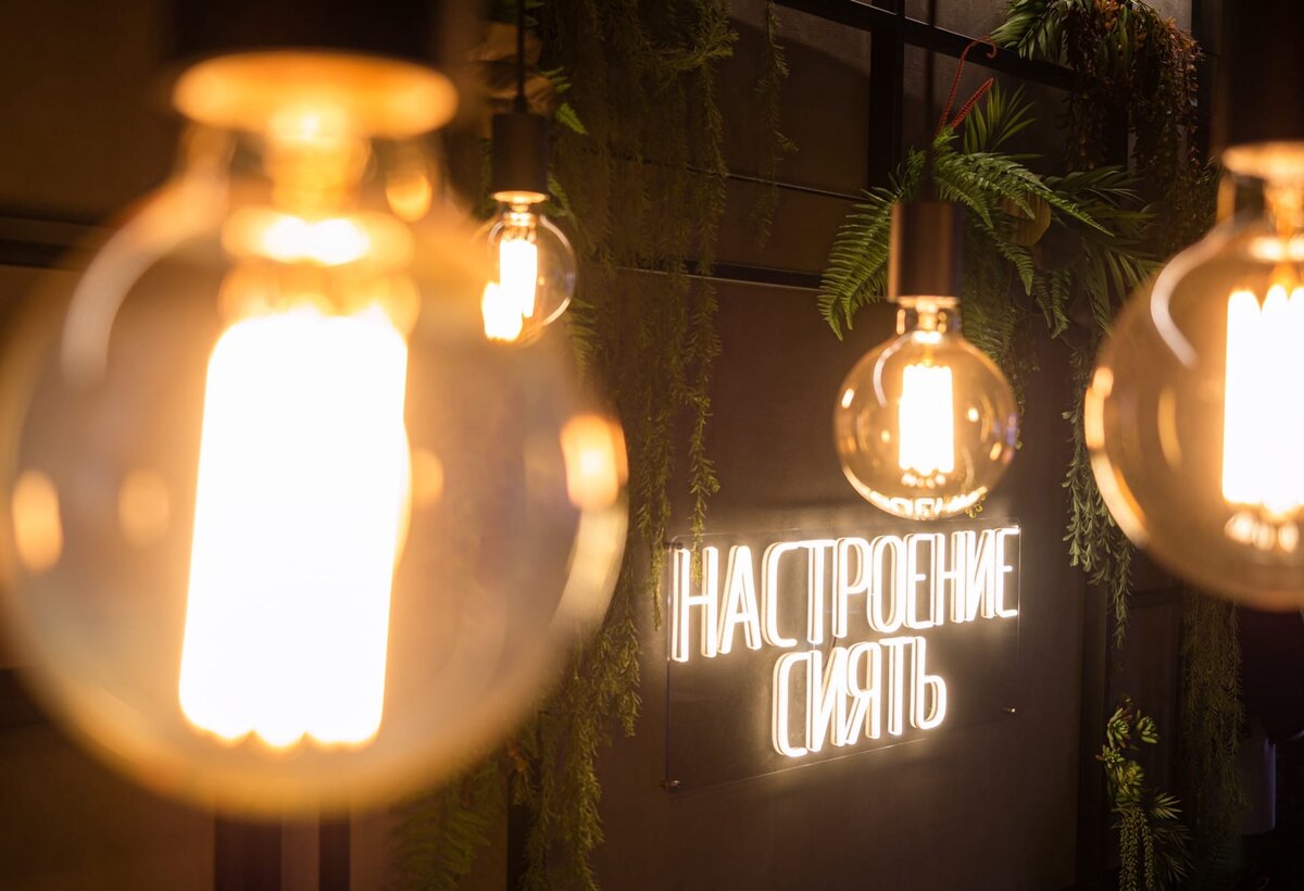 Неоновая вывеска в интерьере заведения