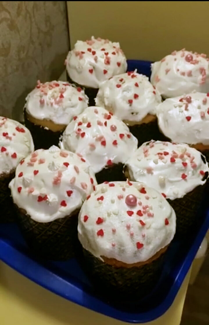 Поначалу думала передавать куличи так - в картонном ящике...