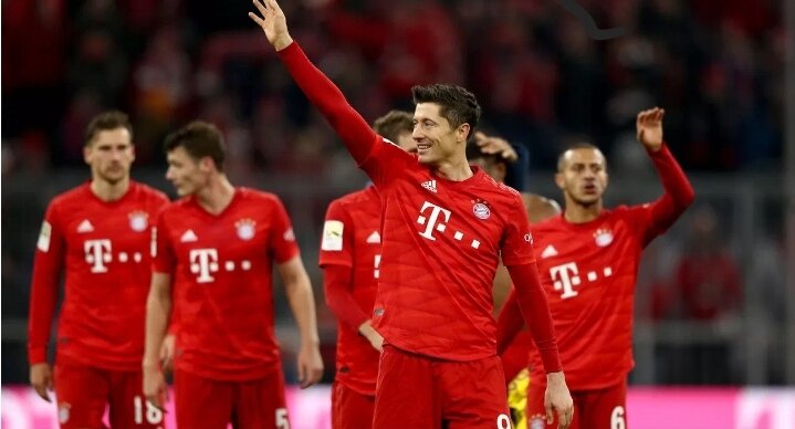 Бавария приветствует болельщиков после победы в матче.  2019 год