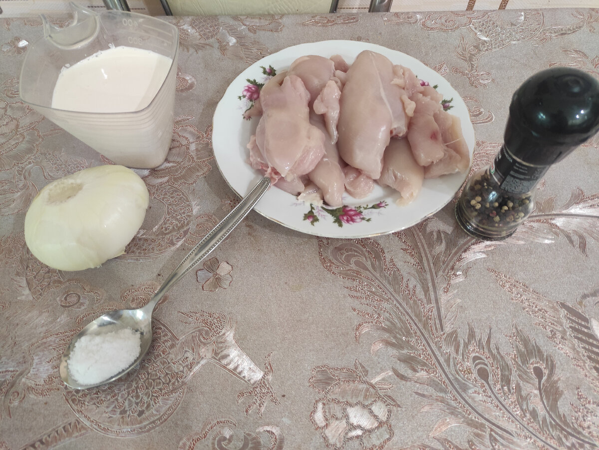 Как сделать классический фрикасе из курицы? Подготовьте продукты. Готовить его лучше из куриного филе грудки, но вообще подойдут и другие части. Сливки я беру 20%, но можно взять и меньшей жирности или использовать сметану. Из специй беру соль и черный молотый перец. Но можно дополнить блюдо и мускатным орехом или другими любимыми специями с не ярко выраженным вкусом.