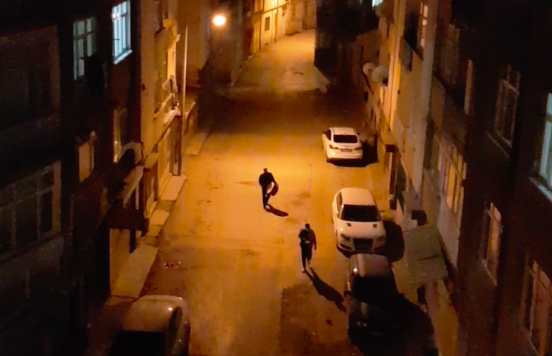 Барабанщик на улице в 3 часа ночи.