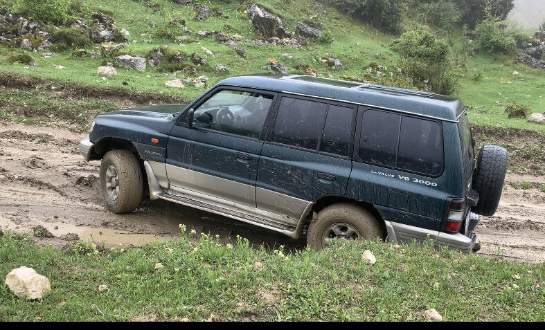 На фото не видно как машина медленно но верно сползает поперёк дороги вниз 