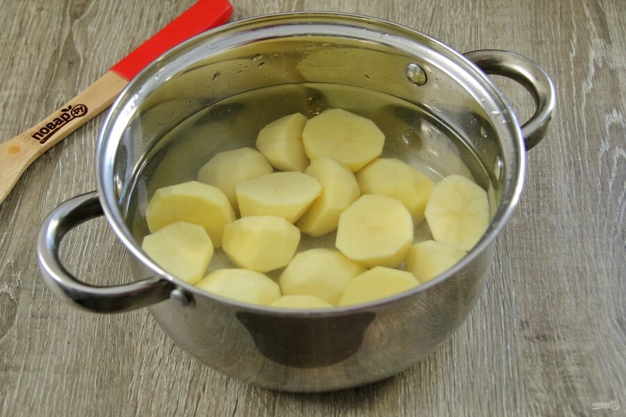 Картошку варить в холодной или горячей воде. Нарезанная картошка на пюре. Нарезка картофеля для варки. Отварить картофель. Картофель вареный мелконарезанный.
