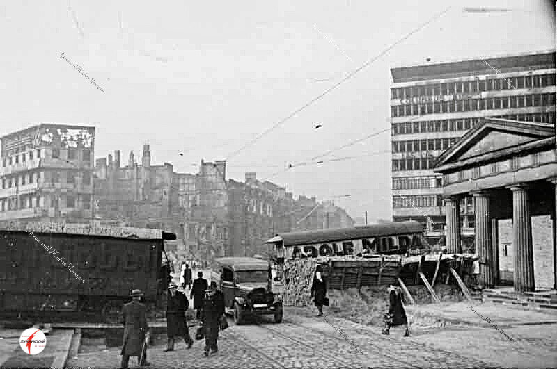 Баррикады на Потсдамской площади Берлина. 21 апреля стали закрывать проходы в баррикадах