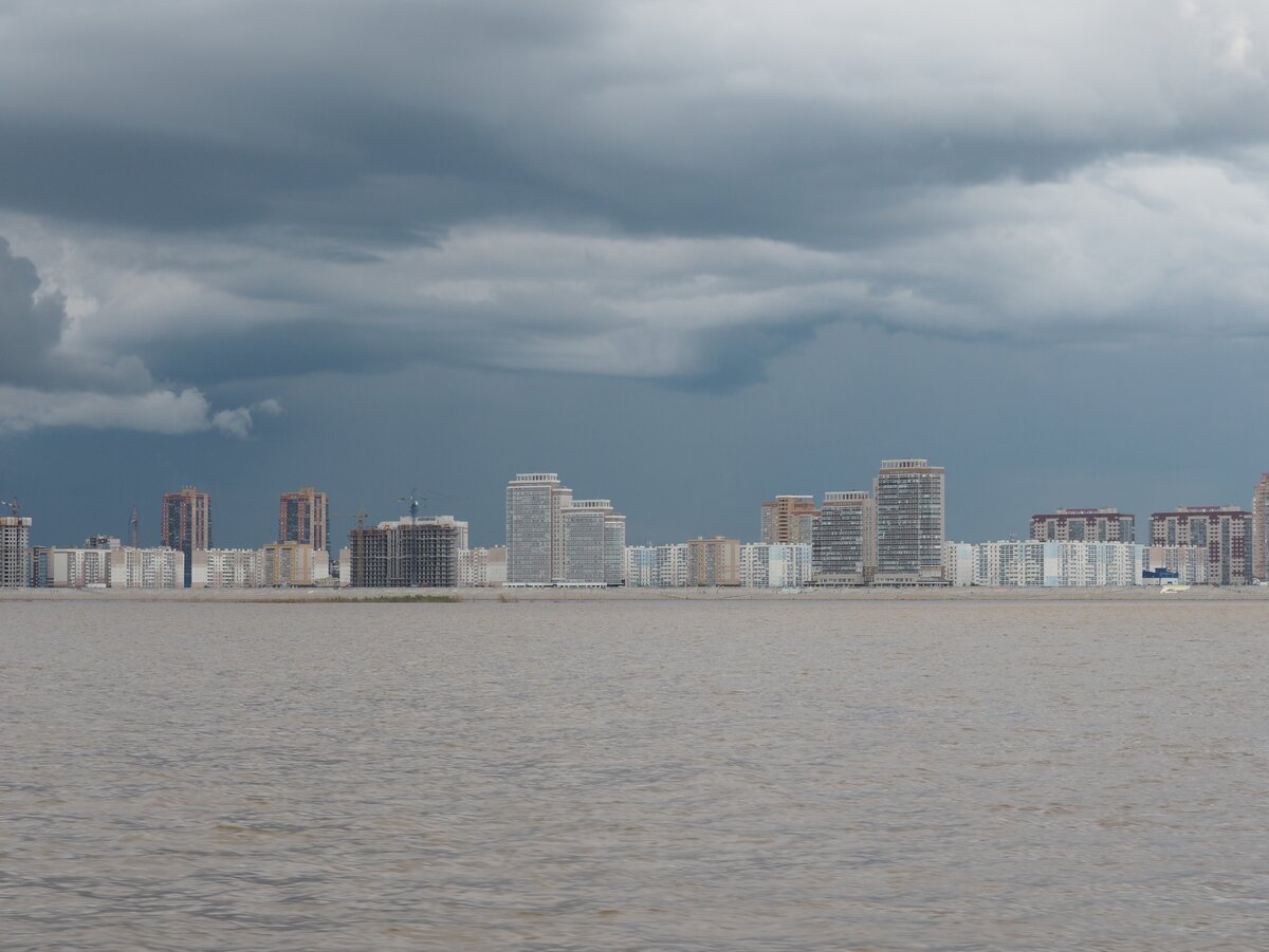 С воды Хабаровск уже начинает напоминать азиатские мегаполисы.