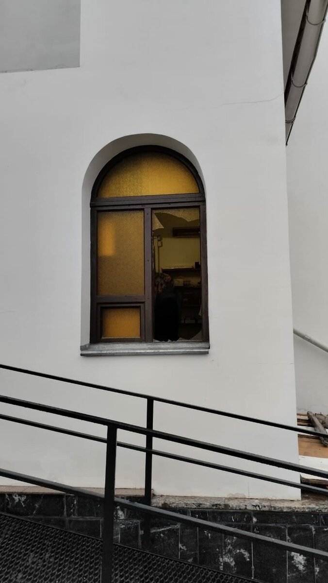     Мужчина проник в храм, разбив стекло. Фото: vk.com/hramvladimira