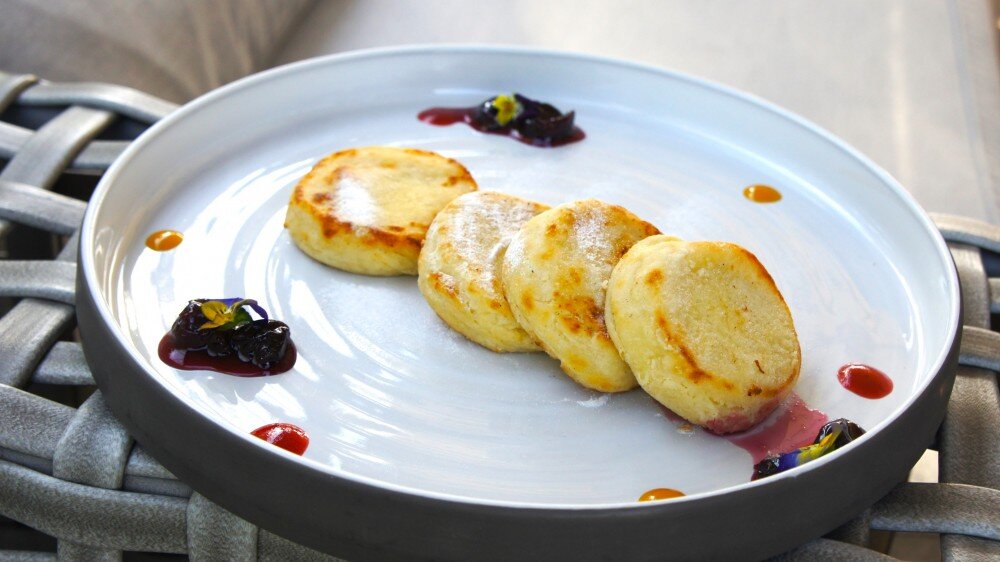 На самом деле это весьма упрощенный взгляд. То есть творог иногда действительно мог обозначаться словом «сыр» («сиръ»). Но в этом случае нам очень трудно объяснить его упоминание в новгородских берестяных грамотах XII-XIV веков, где сыр закупают наряду с соленой рыбой, а то и вообще используют в виде натуральной арендной платы за землю и налогов. Быстропортящийся творог вряд ли мог выступать в этом качестве.