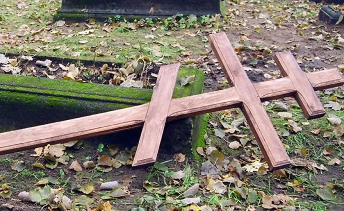 «Кладбищенский крест с повязанными …» — создано в Шедевруме