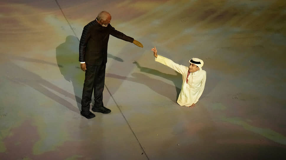 Фото: Hassan Ammar / AP📷В самом начале церемонии на сцене появились актер Морган Фриман (слева) и посол чемпионата мира по футболу в Катаре Ганим аль-Муфта